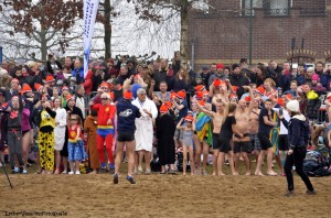 20170101 NieuwjaarsduikHoutenEstherVerwimpbewerkt(39)